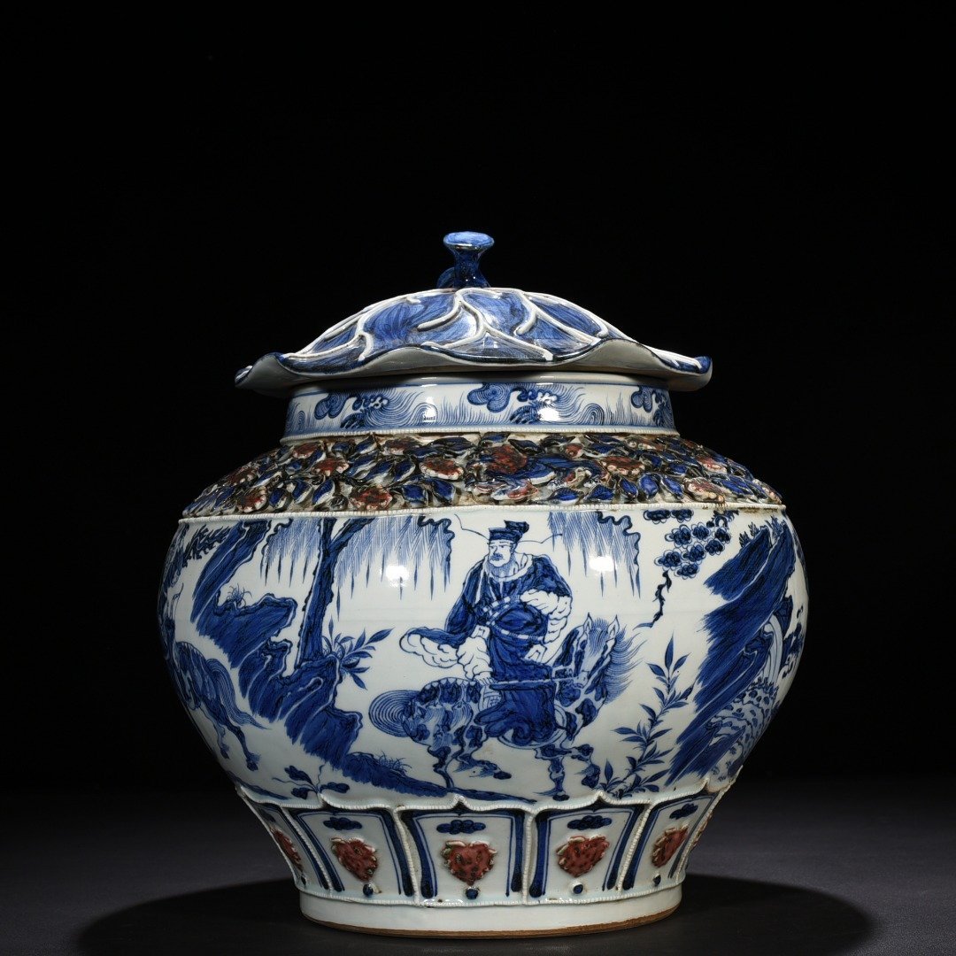 Yuan Dynasty blue and white underglaze red plastic flower jar