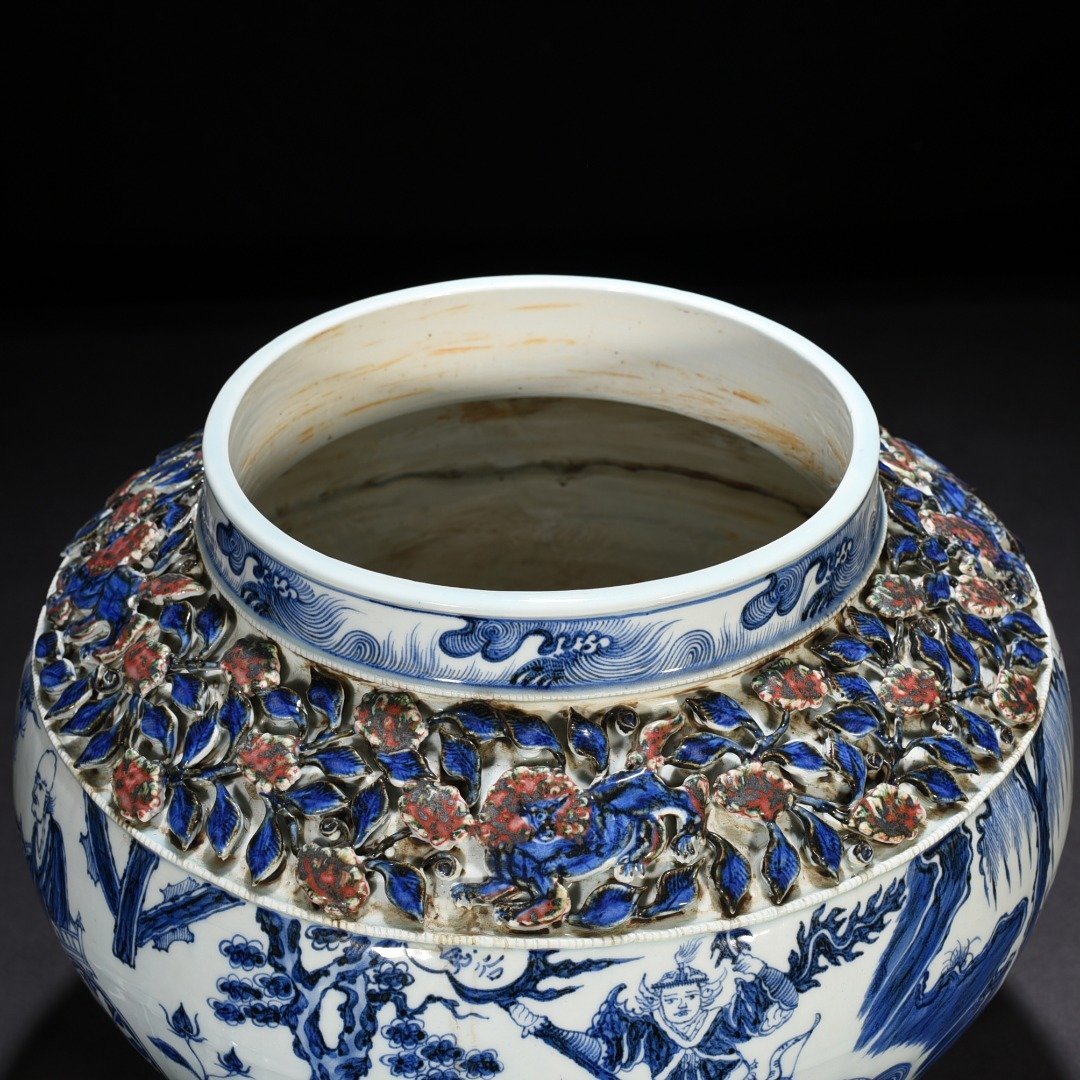 Yuan Dynasty blue and white underglaze red plastic flower jar