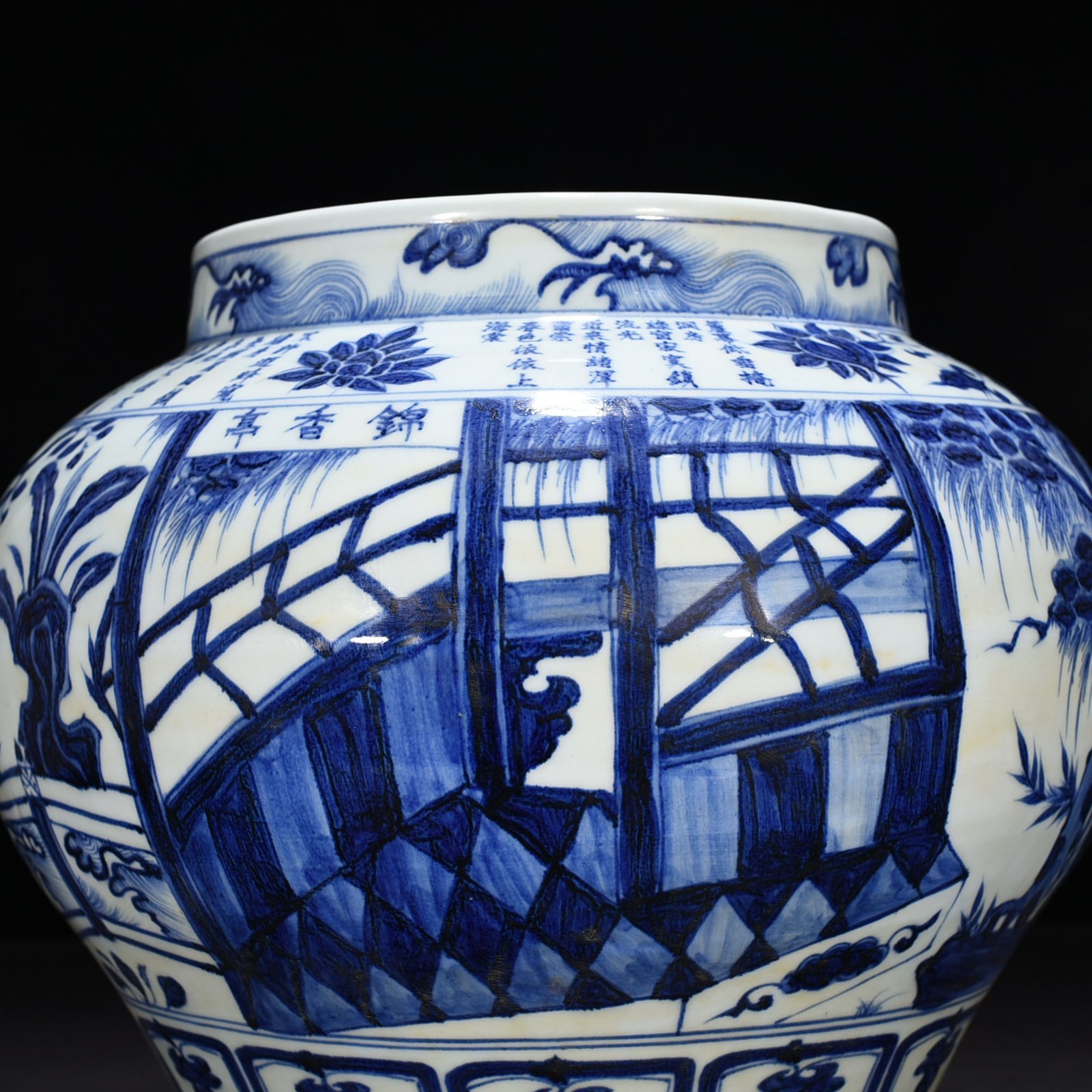 Yuan Dynasty blue and white jar with character