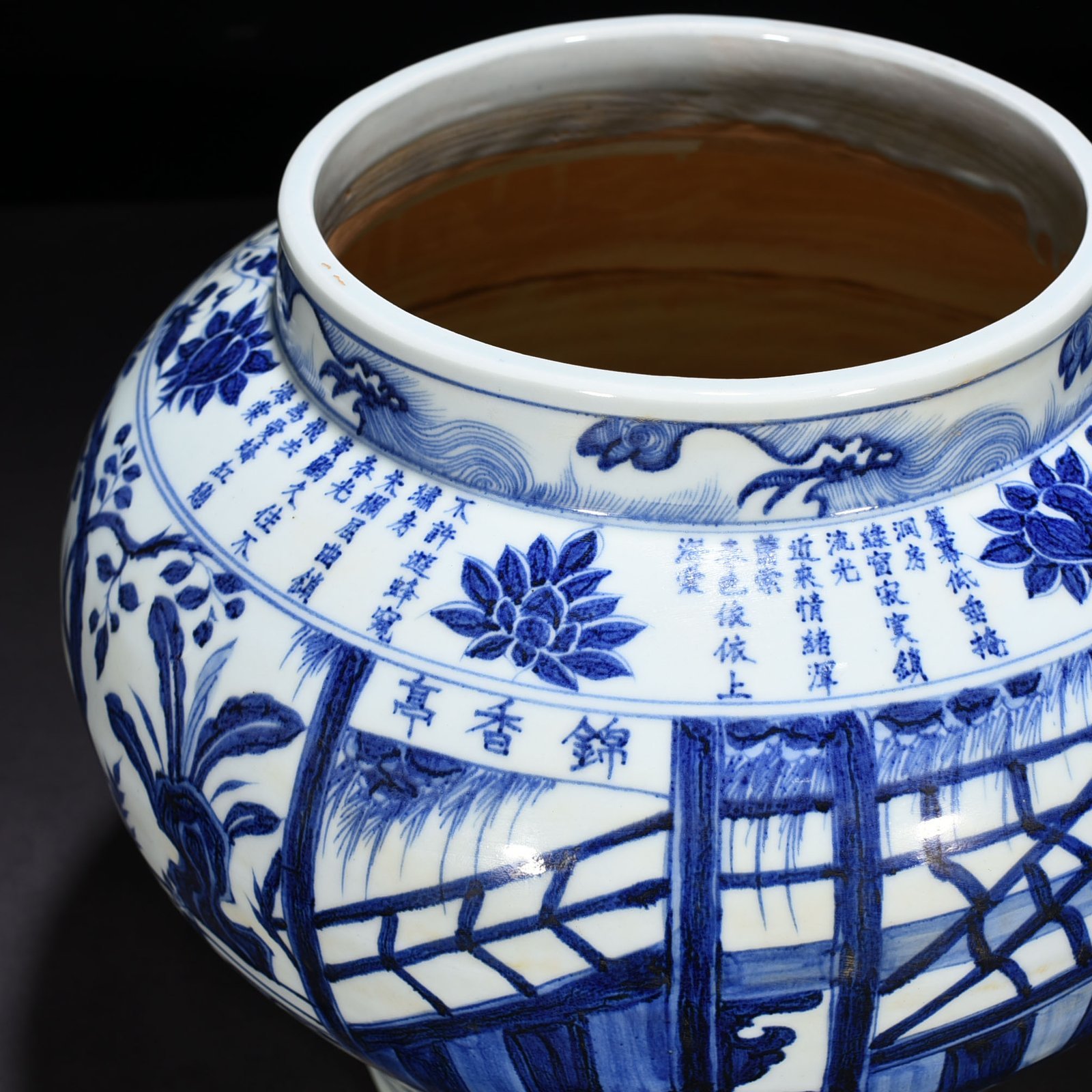 Yuan Dynasty blue and white jar with character