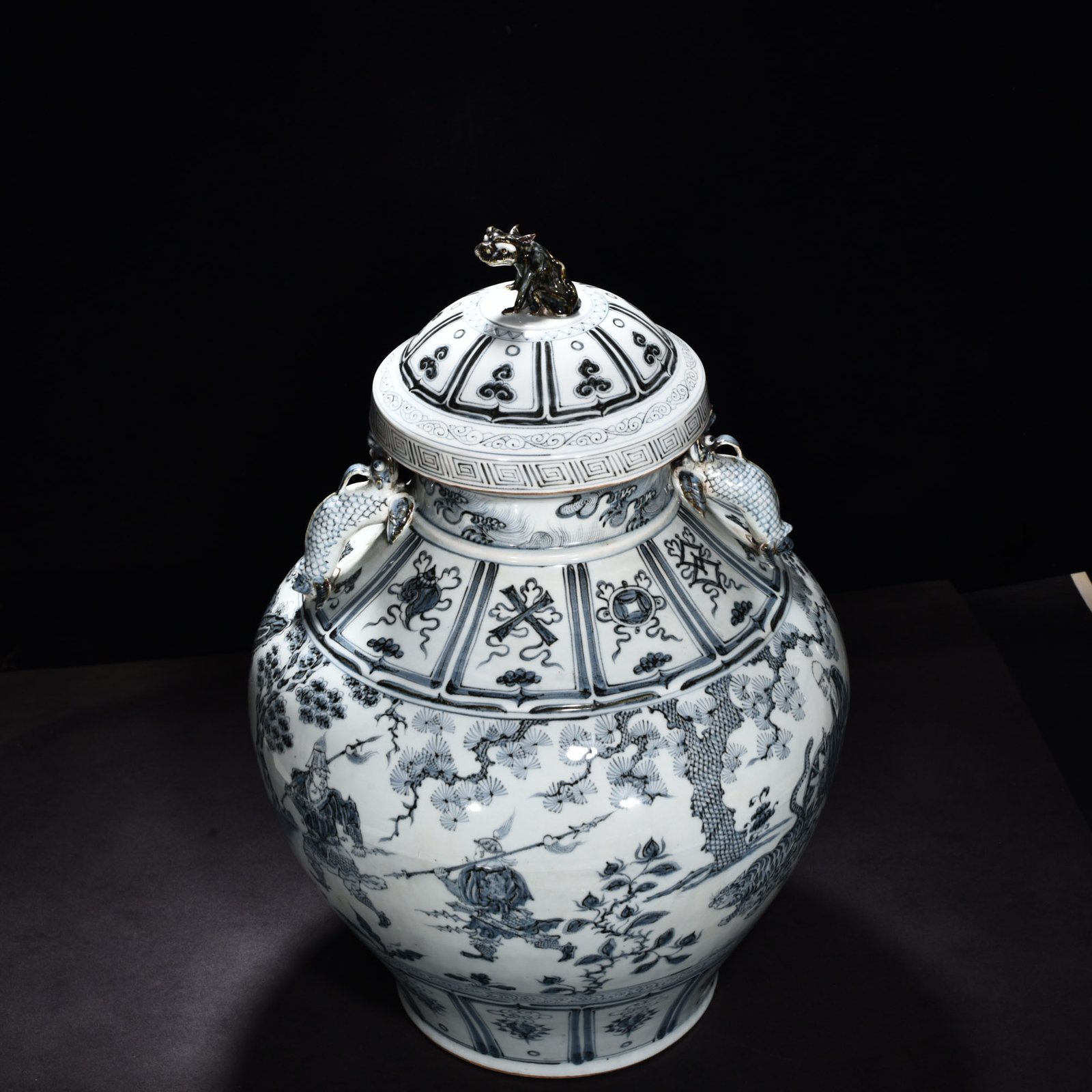 Yuan Dynasty blue and white ear lid jar