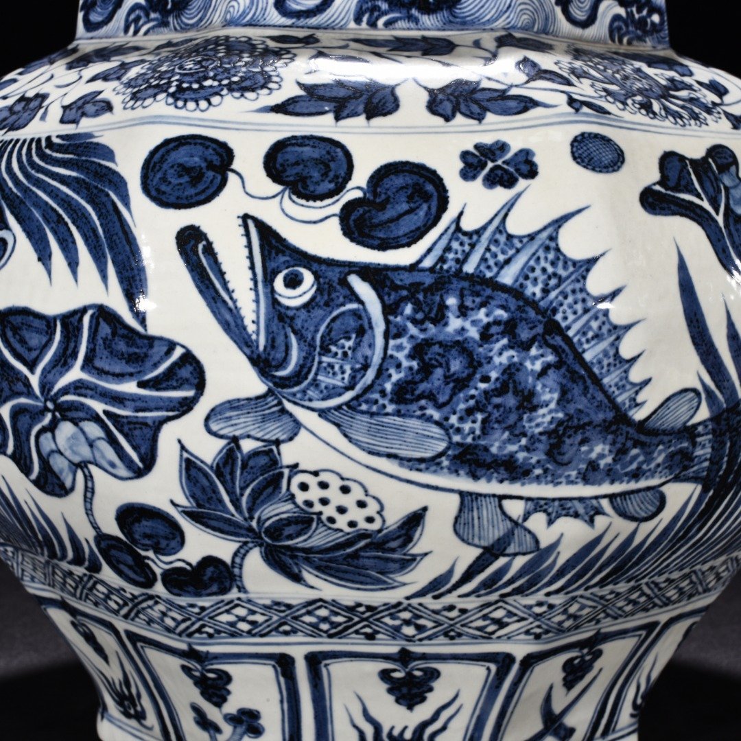 Yuan Dynasty blue and white fish and algae pattern octagonal jar