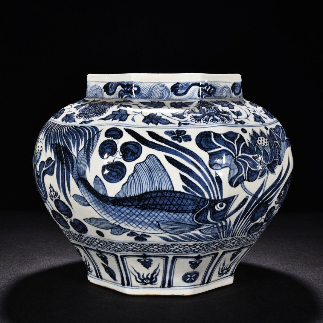 Yuan Dynasty blue and white fish and algae pattern octagonal jar