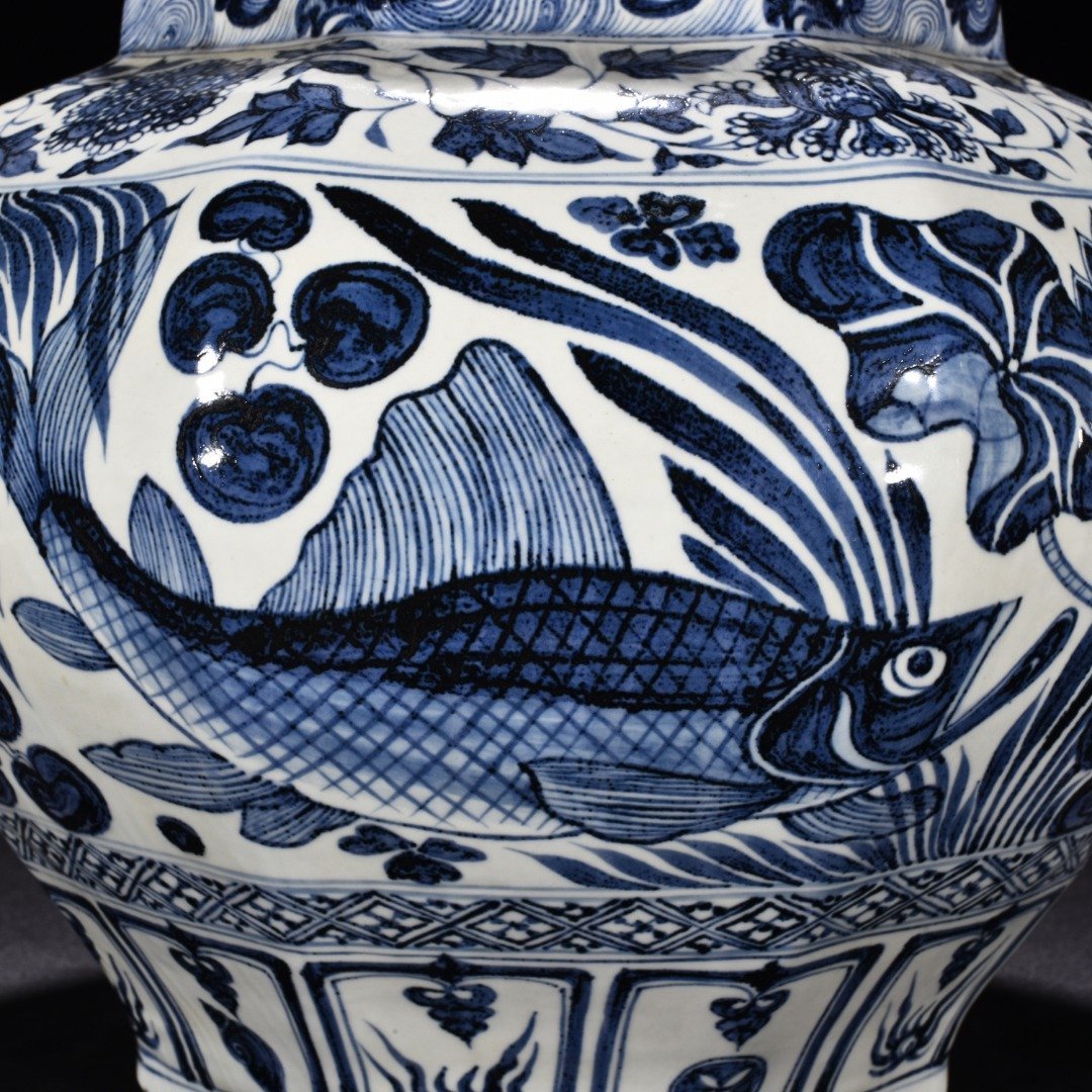 Yuan Dynasty blue and white fish and algae pattern octagonal jar