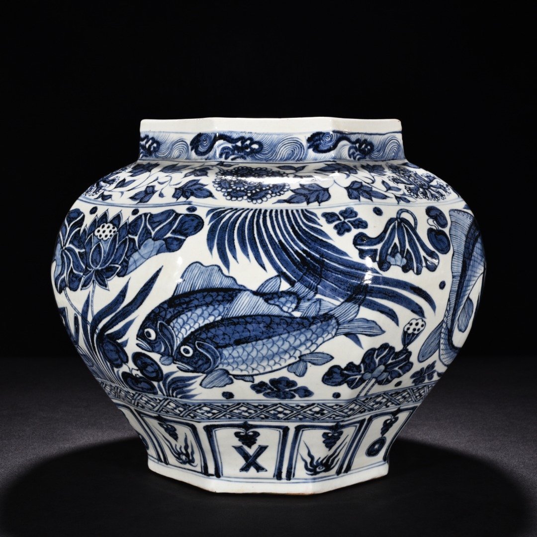 Yuan Dynasty blue and white fish and algae pattern octagonal jar