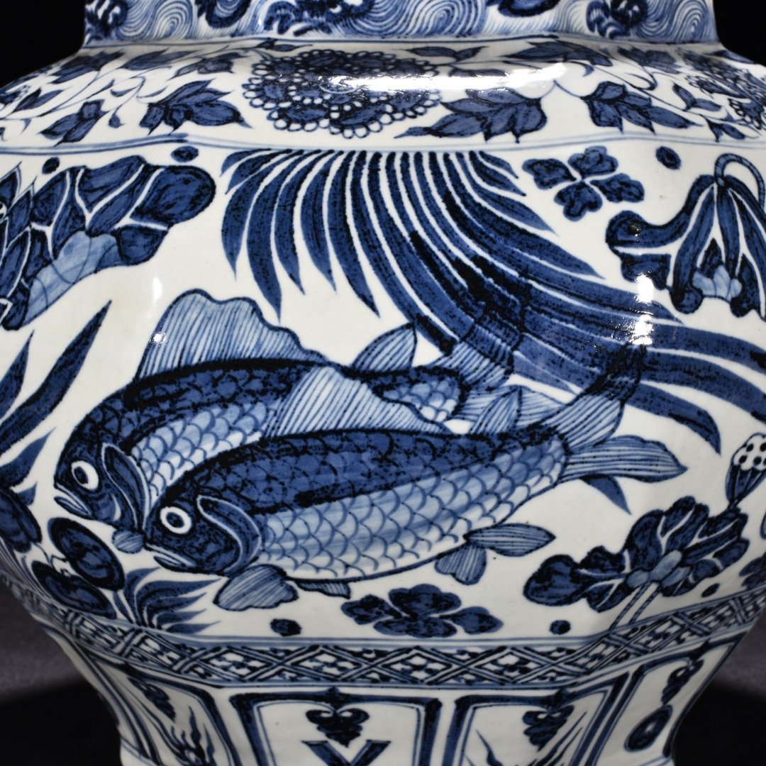 Yuan Dynasty blue and white fish and algae pattern octagonal jar