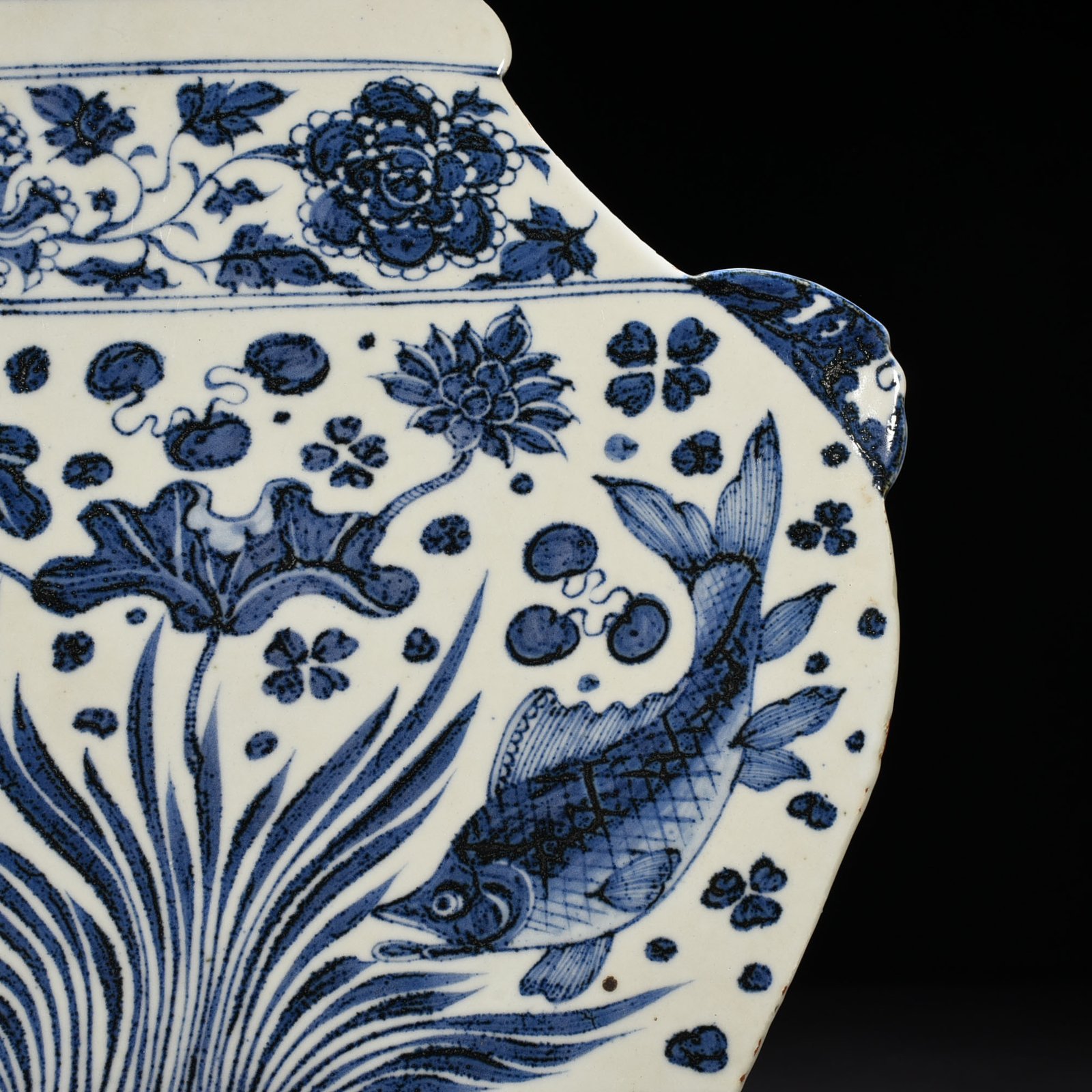 Yuan Dynasty blue and white fish and algae pattern animal ear pot-shaped