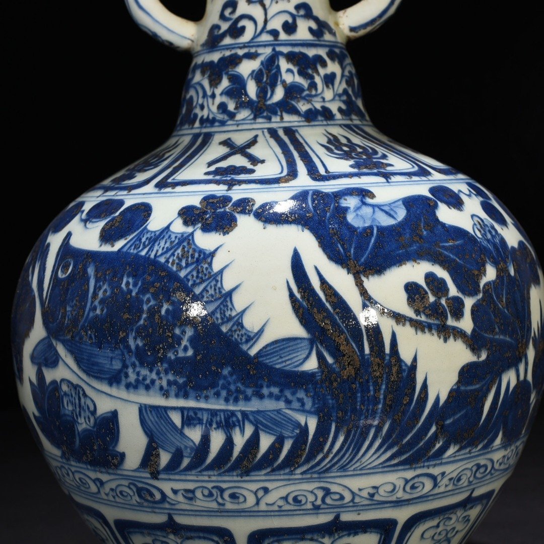 Yuan Dynasty blue and white fish and algae pattern amphora