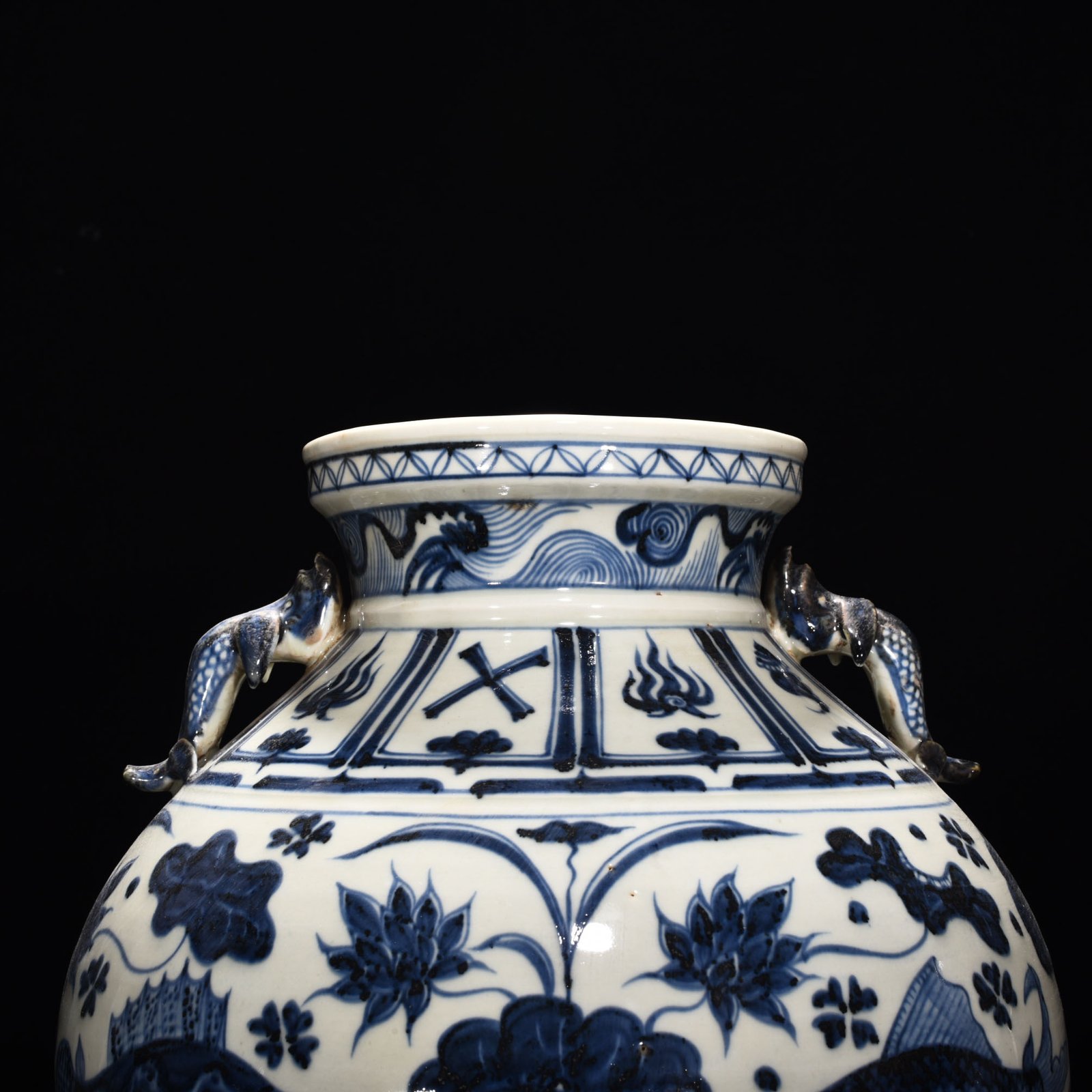 Yuan Dynasty blue and white fish and algae pattern earthworm jar