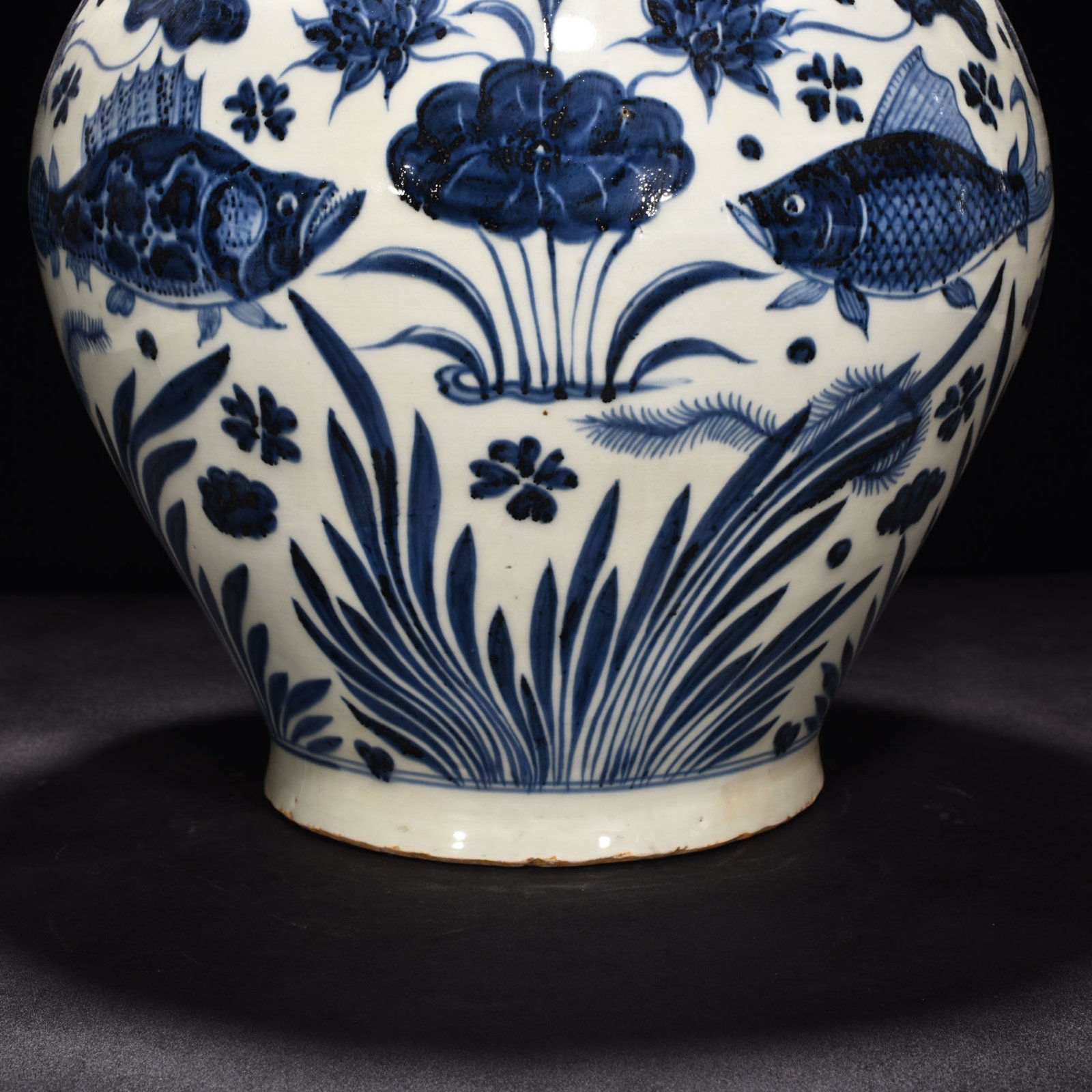 Yuan Dynasty blue and white fish and algae pattern earthworm jar