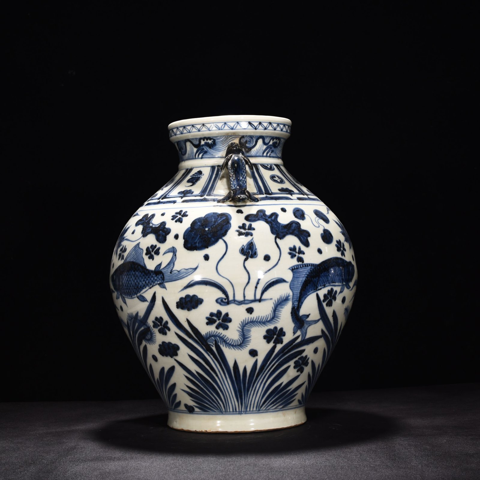 Yuan Dynasty blue and white fish and algae pattern earthworm jar