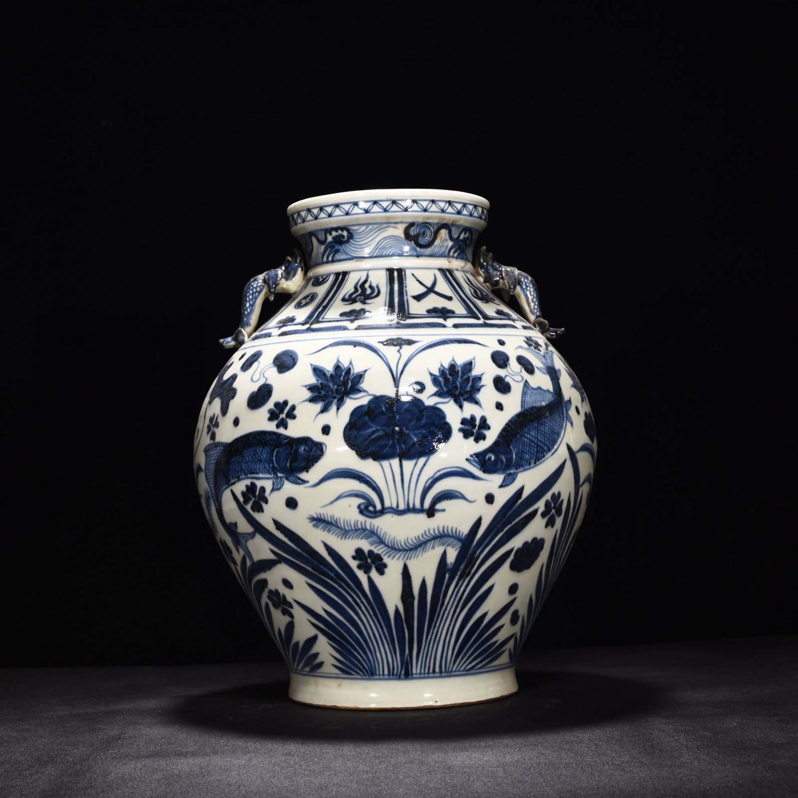 Yuan Dynasty blue and white fish and algae pattern earthworm jar