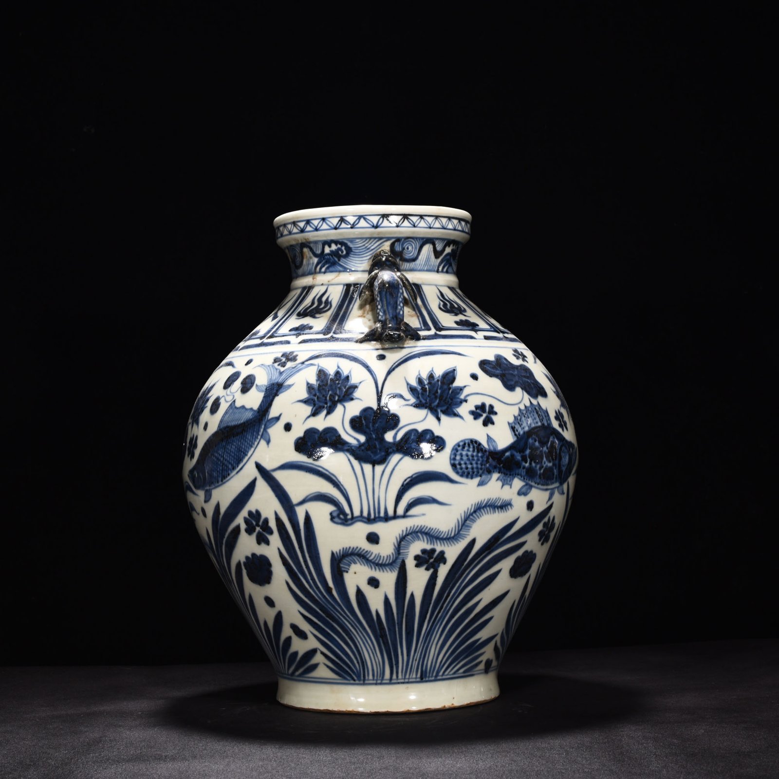 Yuan Dynasty blue and white fish and algae pattern earthworm jar
