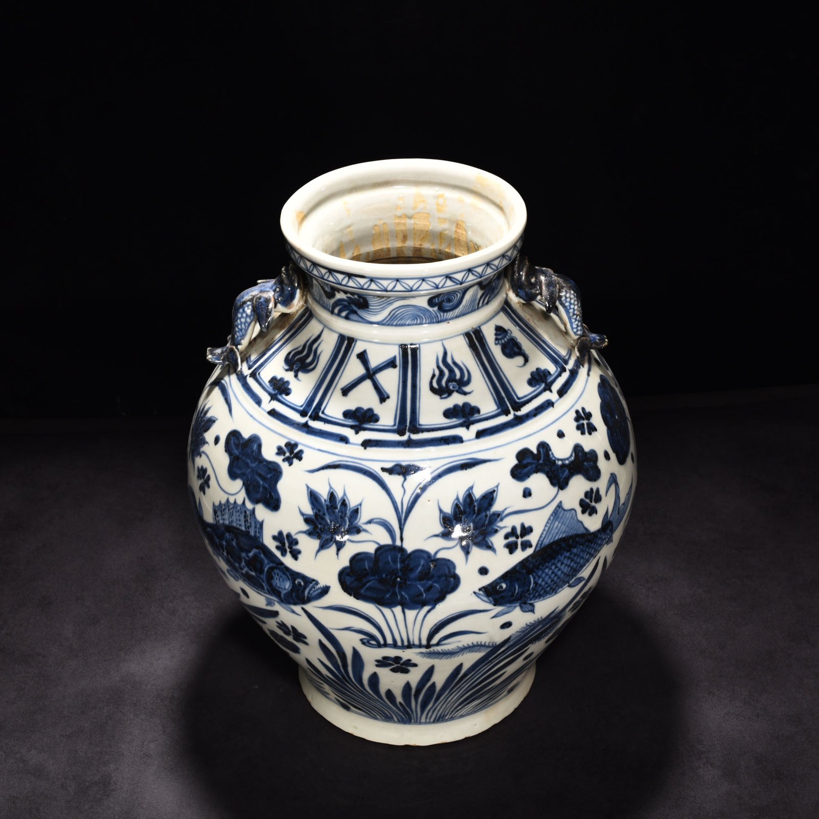 Yuan Dynasty blue and white fish and algae pattern earthworm jar