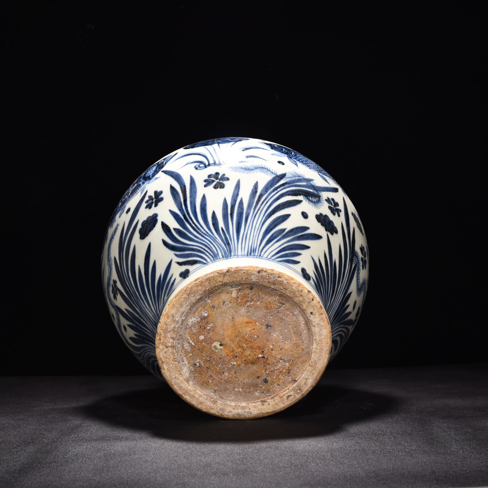 Yuan Dynasty blue and white fish and algae pattern earthworm jar