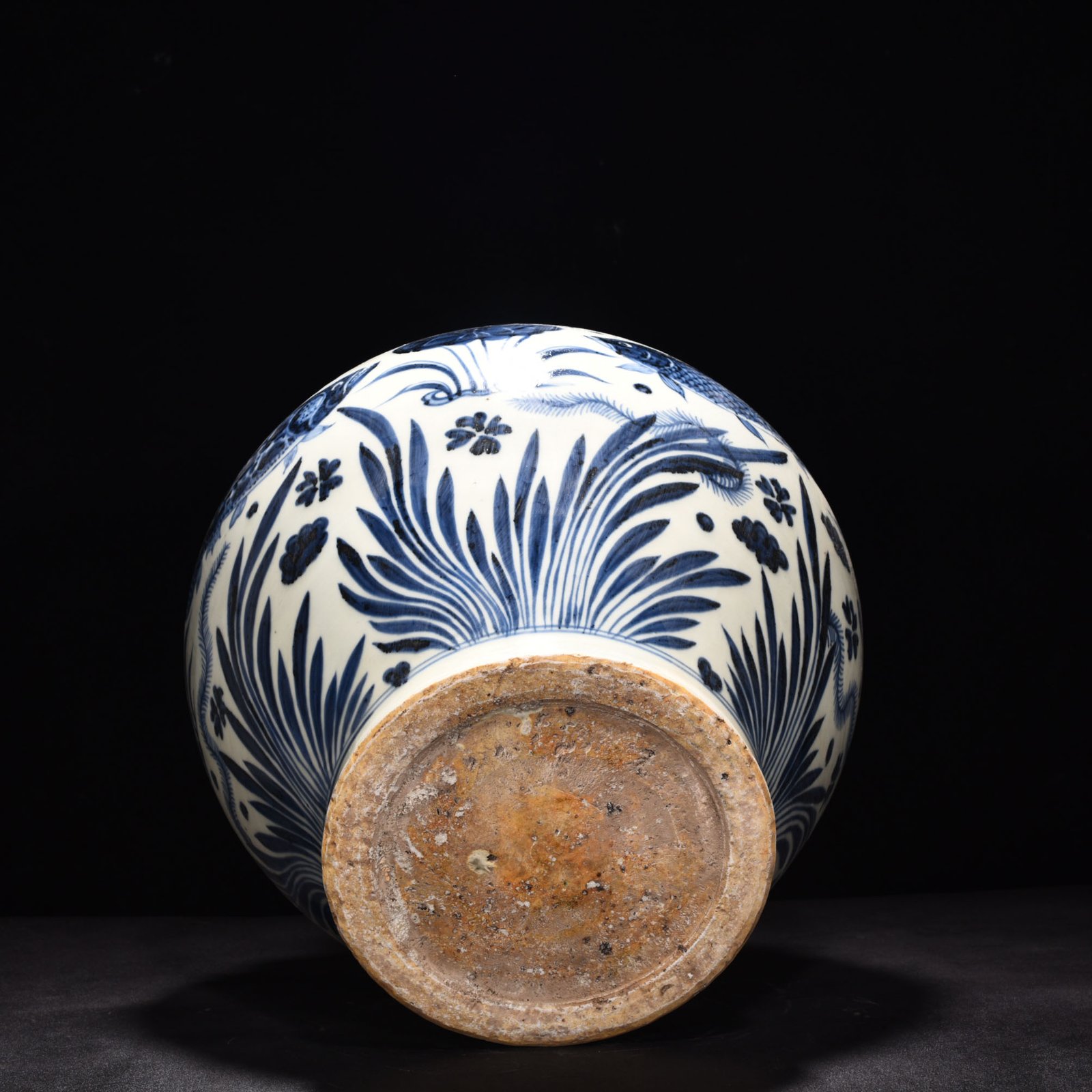 Yuan Dynasty blue and white fish and algae pattern earthworm jar