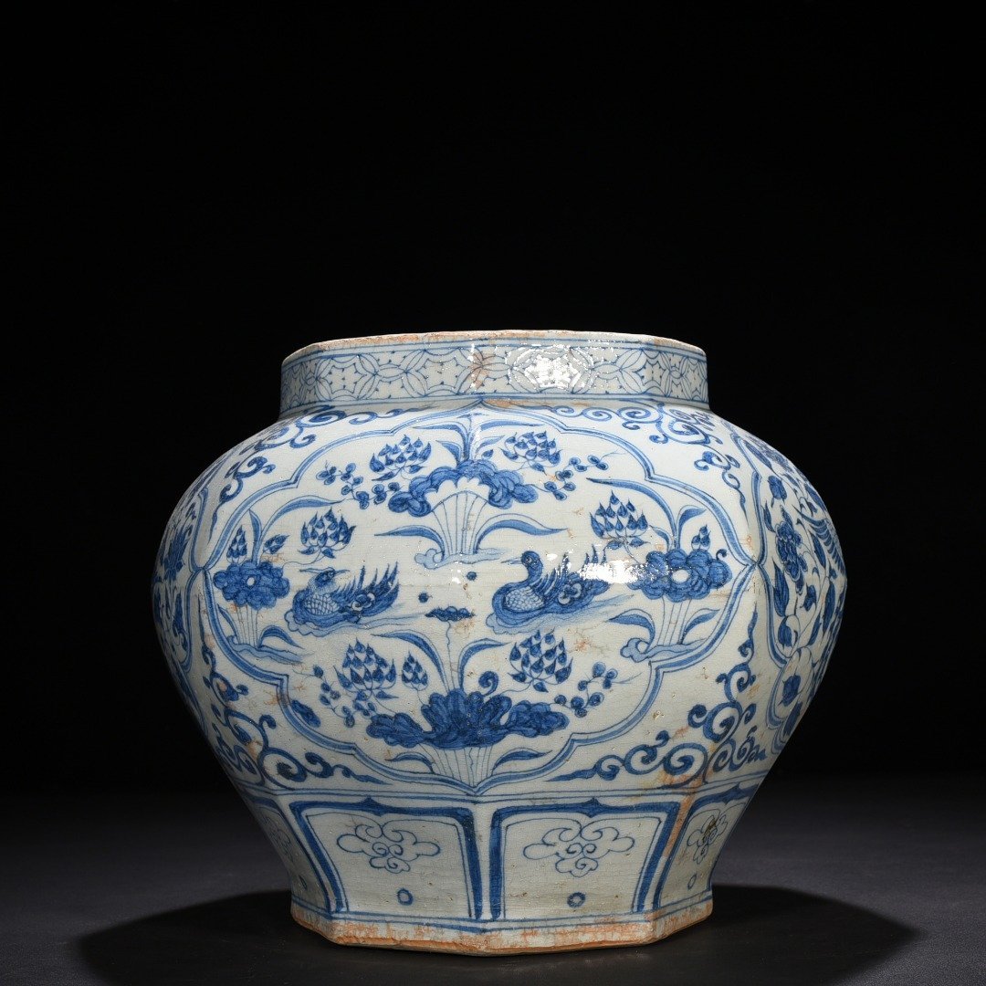 Yuan Dynasty blue and white mandarin duck and phoenix pattern octagonal jar