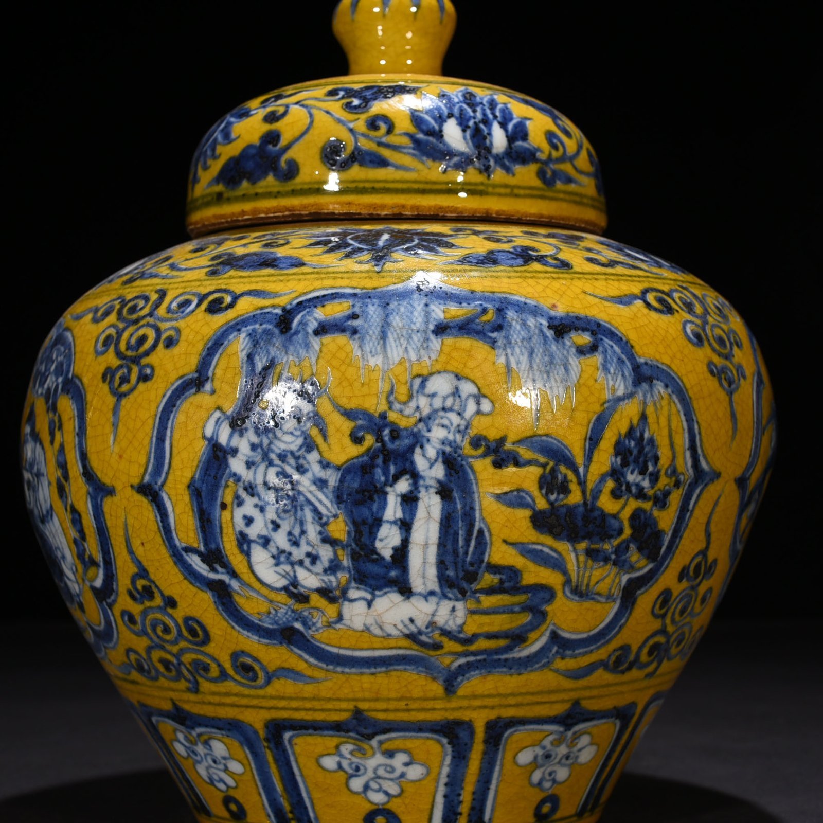 Yuan Dynasty blue and white yellow ground blue and white four lovers pattern lid jar