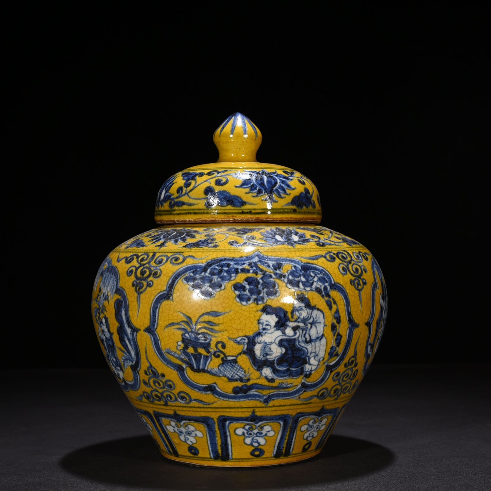 Yuan Dynasty blue and white yellow ground blue and white four lovers pattern lid jar