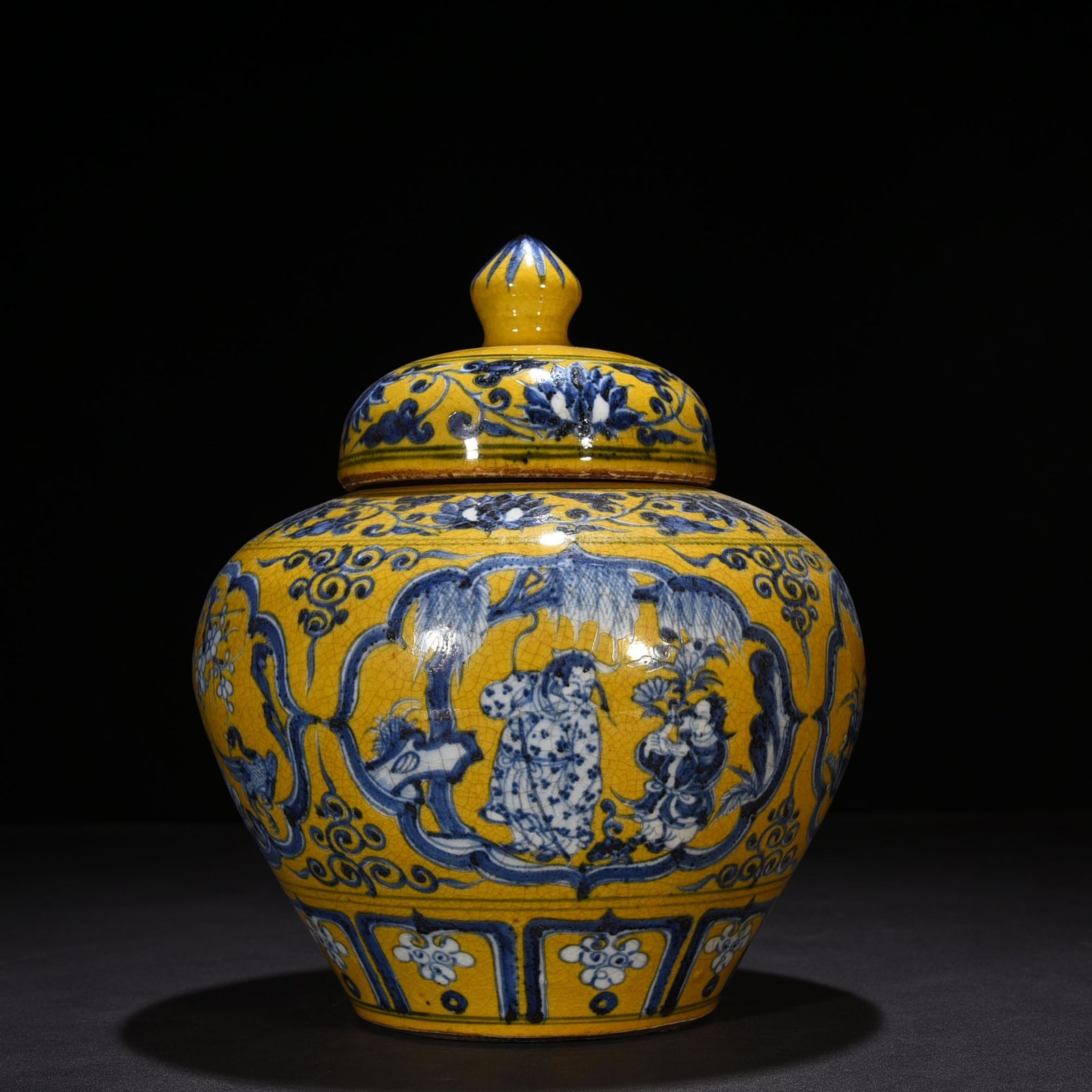 Yuan Dynasty blue and white yellow ground blue and white four lovers pattern lid jar