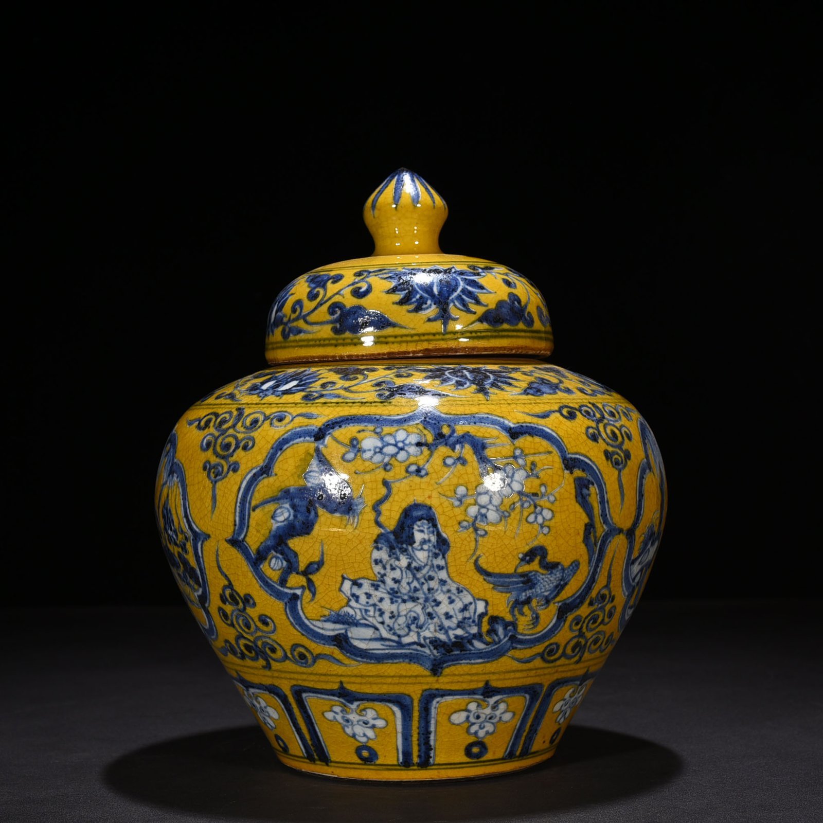 Yuan Dynasty blue and white yellow ground blue and white four lovers pattern lid jar