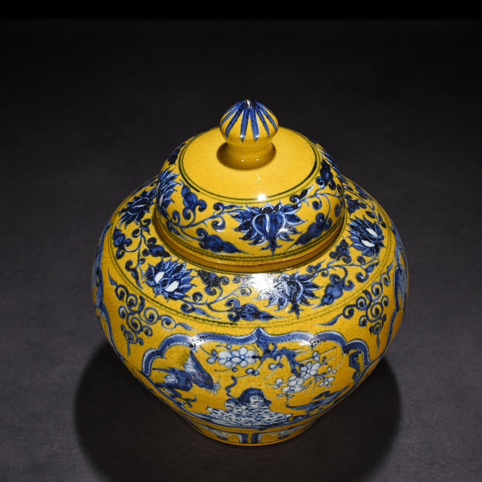 Yuan Dynasty blue and white yellow ground blue and white four lovers pattern lid jar