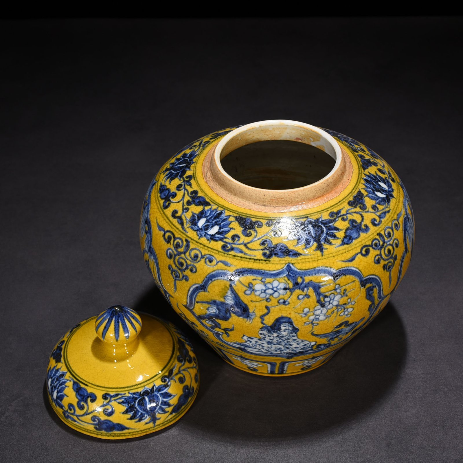 Yuan Dynasty blue and white yellow ground blue and white four lovers pattern lid jar