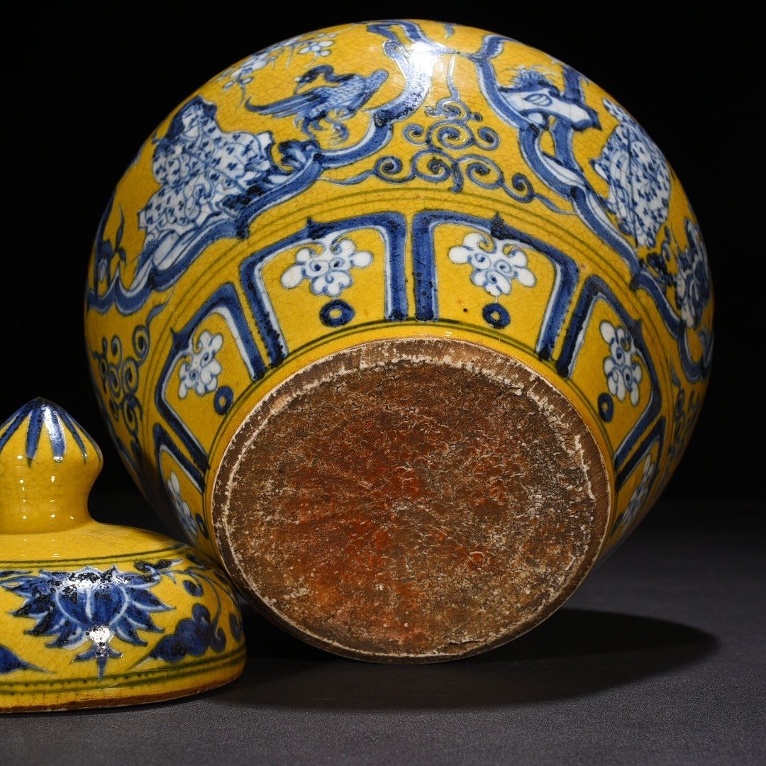 Yuan Dynasty blue and white yellow ground blue and white four lovers pattern lid jar