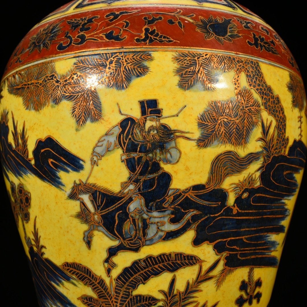 Yuan Dynasty ground blue and white gilded plum vase with story pattern