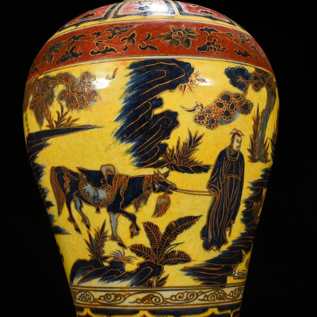 Yuan Dynasty ground blue and white gilded plum vase with story pattern