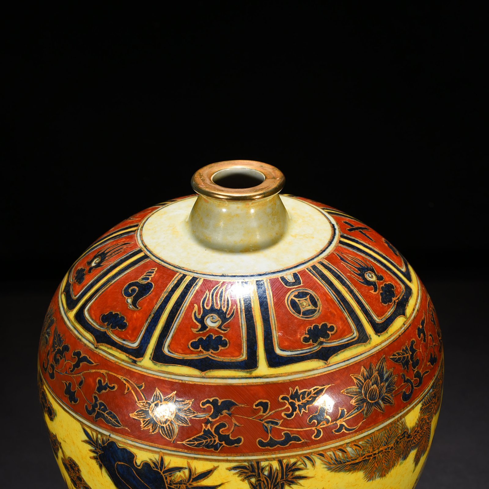 Yuan Dynasty ground blue and white gilded plum vase with story pattern