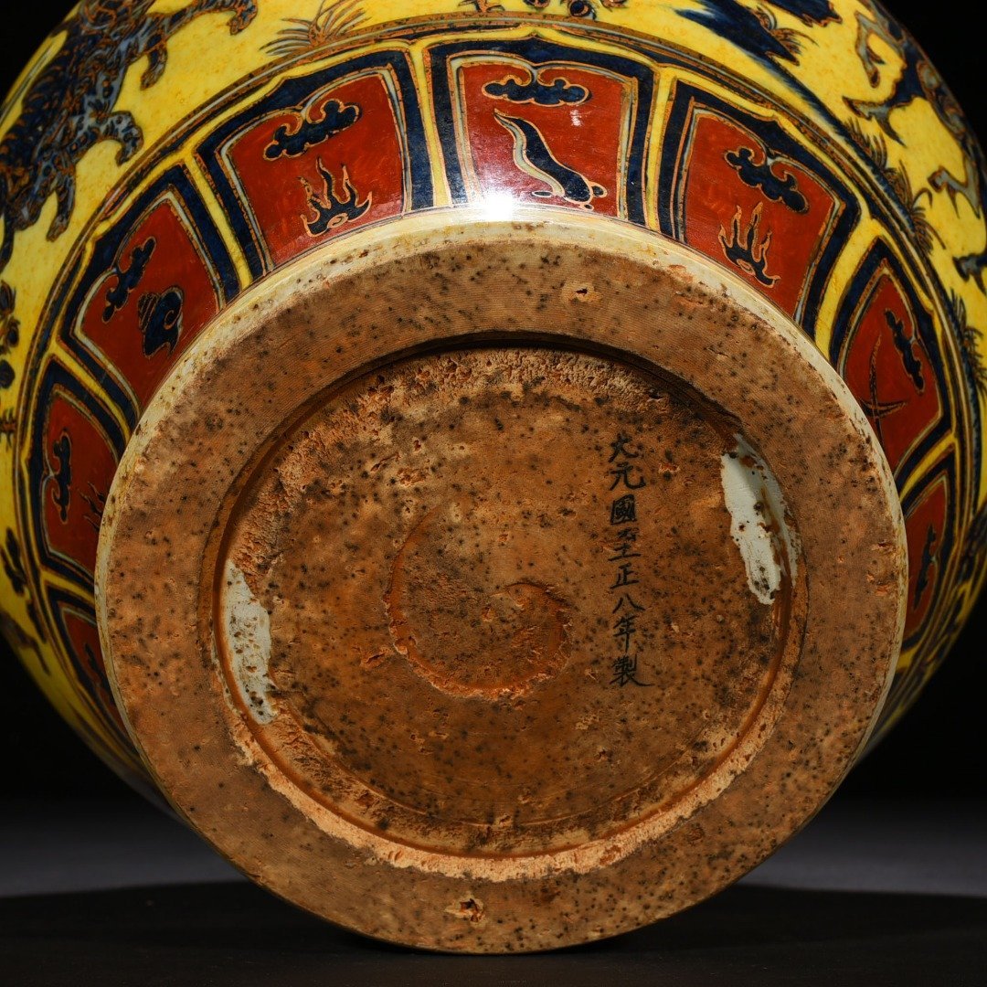 Yuan Dynasty ground blue and white painted gold jar