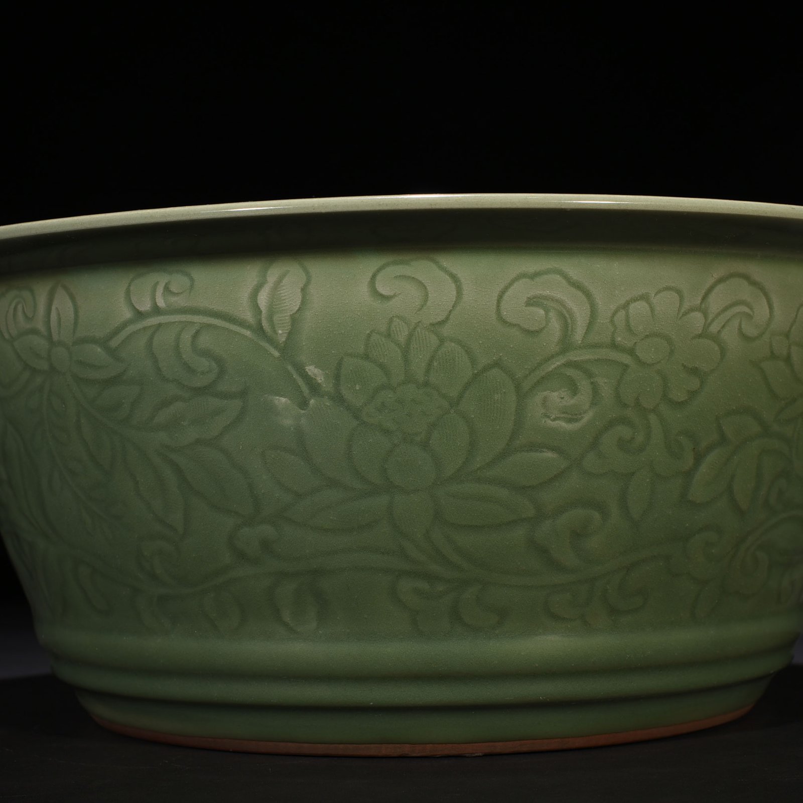 Yuan Dynasty plum green glaze vat with lotus pattern