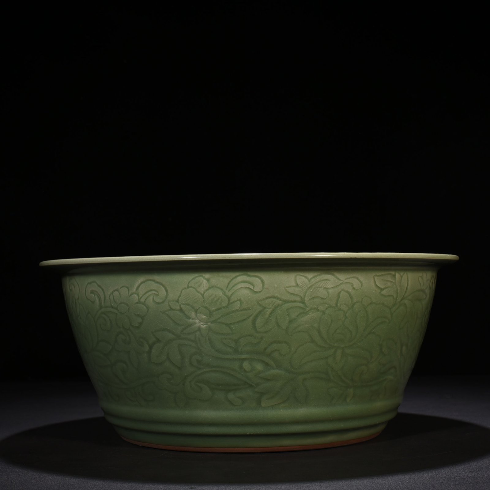 Yuan Dynasty plum green glaze vat with lotus pattern