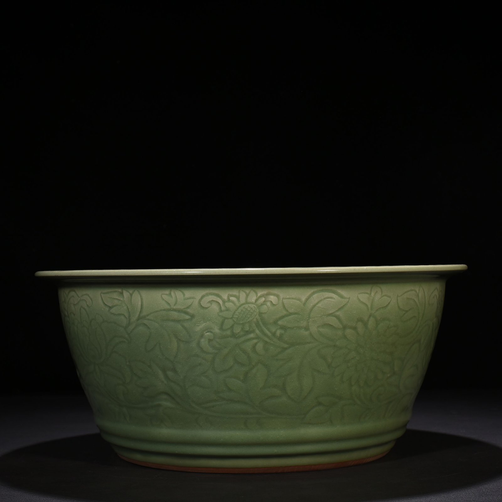 Yuan Dynasty plum green glaze vat with lotus pattern