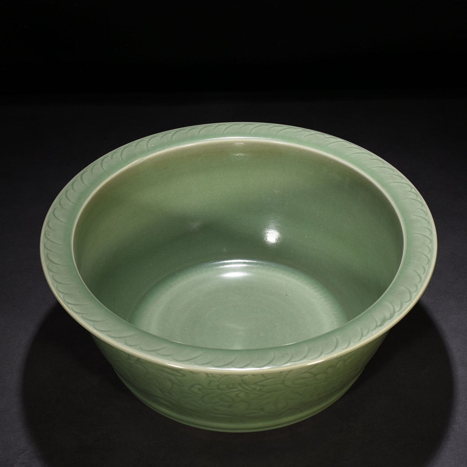 Yuan Dynasty plum green glaze vat with lotus pattern