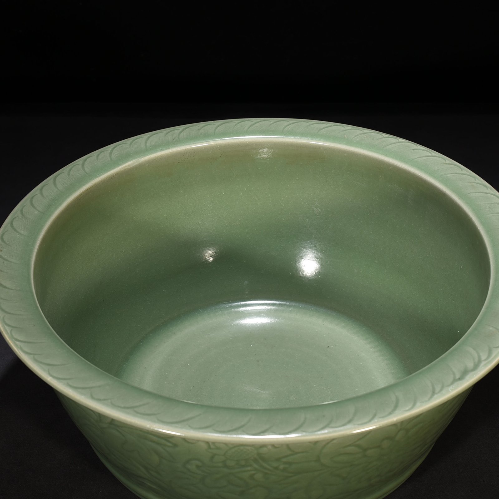 Yuan Dynasty plum green glaze vat with lotus pattern