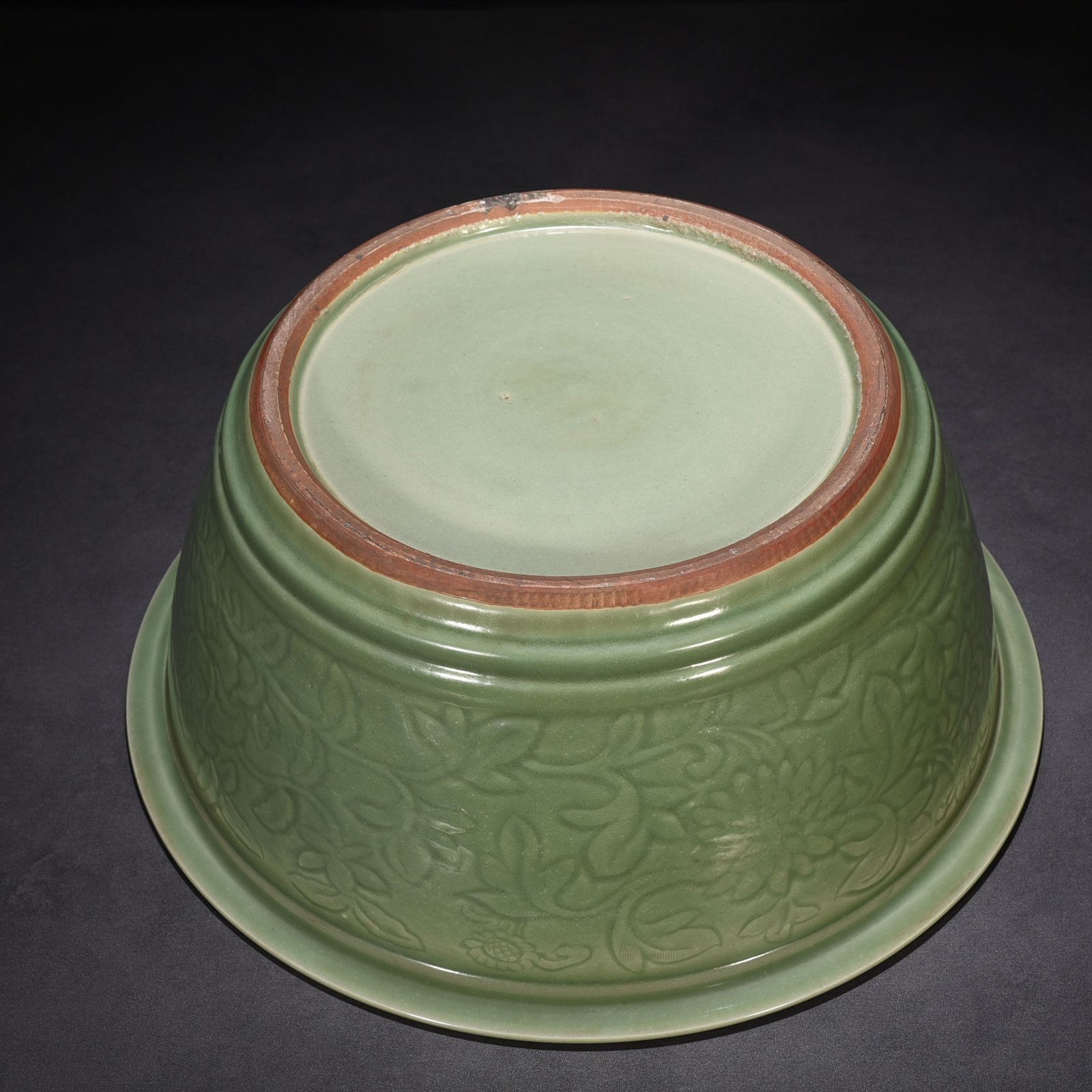 Yuan Dynasty plum green glaze vat with lotus pattern