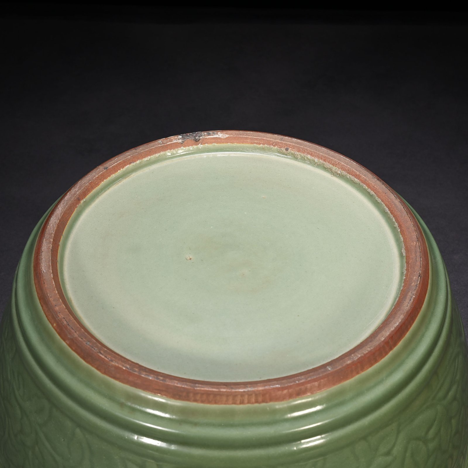 Yuan Dynasty plum green glaze vat with lotus pattern