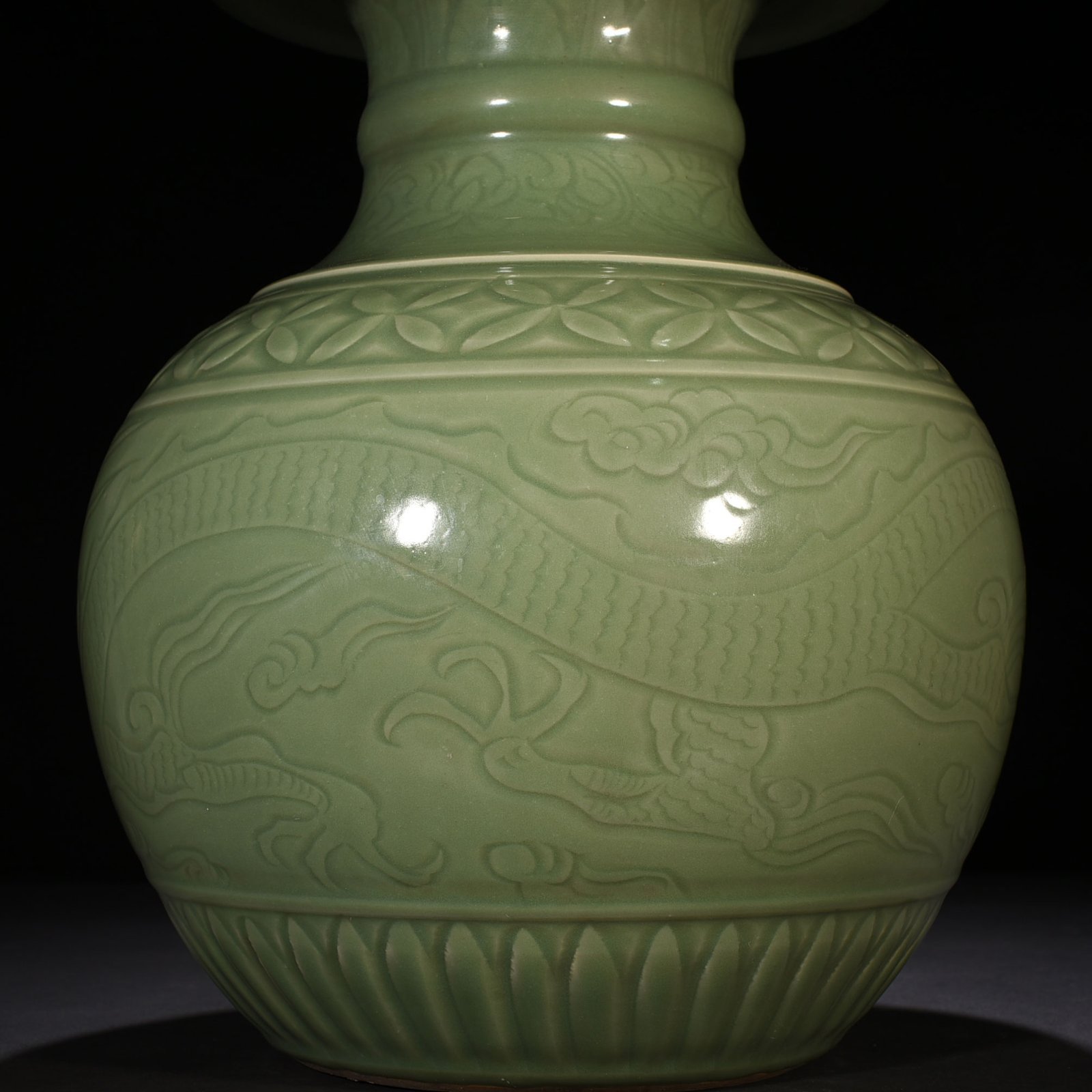 Yuan Dynasty plum green glaze inverted bottle with dragon pattern