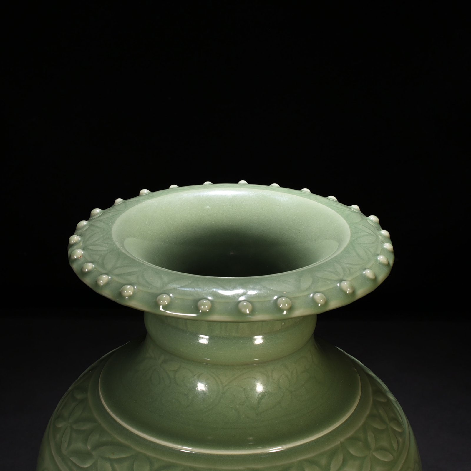 Yuan Dynasty plum green glaze inverted bottle with dragon pattern