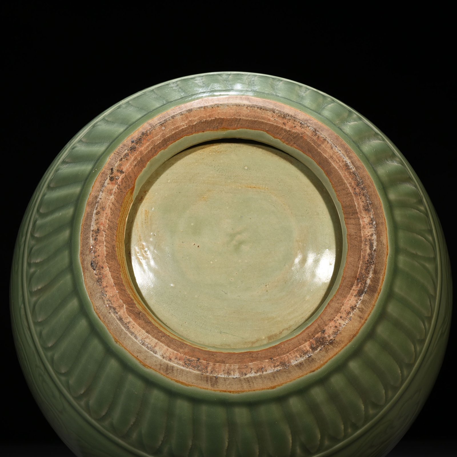 Yuan Dynasty plum green glaze inverted bottle with dragon pattern