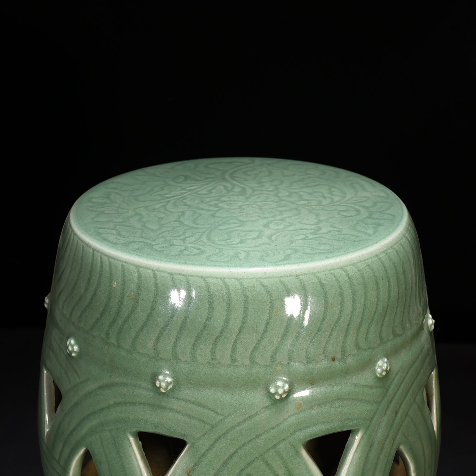 Yuan Dynasty plum celadon hollow drum stool