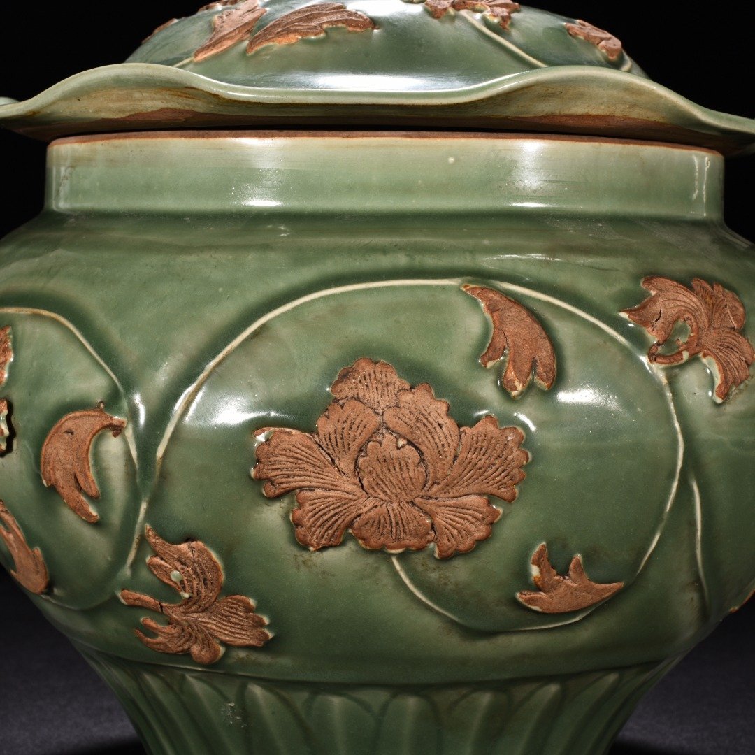 Yuan Dynasty kiln plum green glaze wrapped peony flower pattern lotus leaf jar