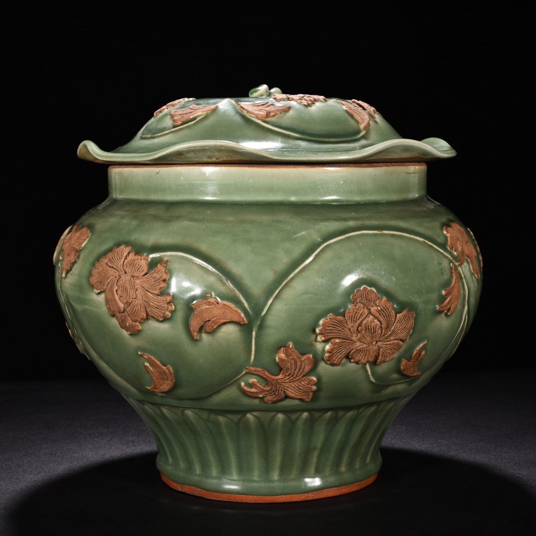 Yuan Dynasty kiln plum green glaze wrapped peony flower pattern lotus leaf jar