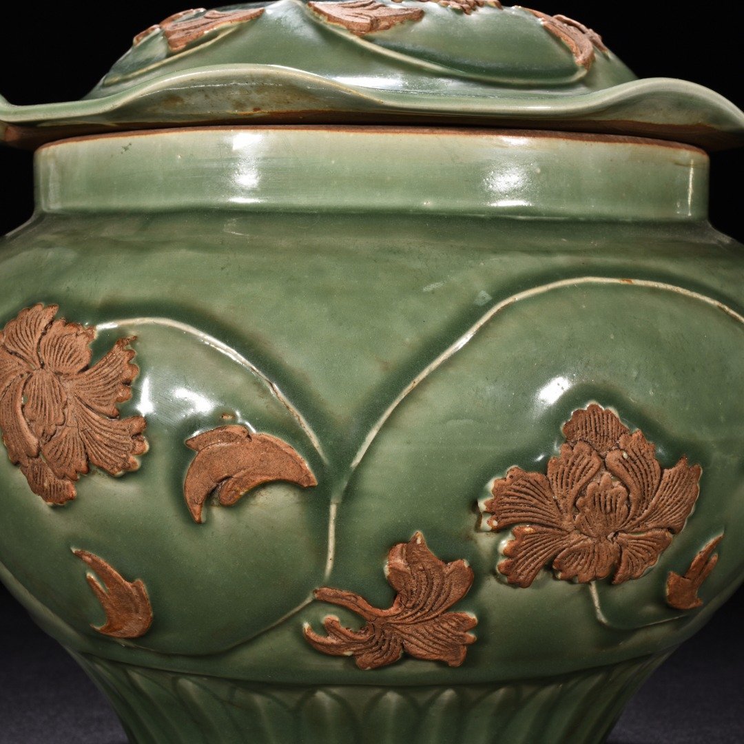 Yuan Dynasty kiln plum green glaze wrapped peony flower pattern lotus leaf jar