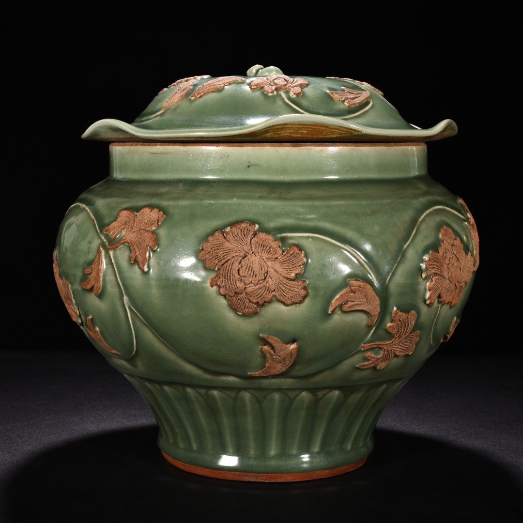 Yuan Dynasty kiln plum green glaze wrapped peony flower pattern lotus leaf jar