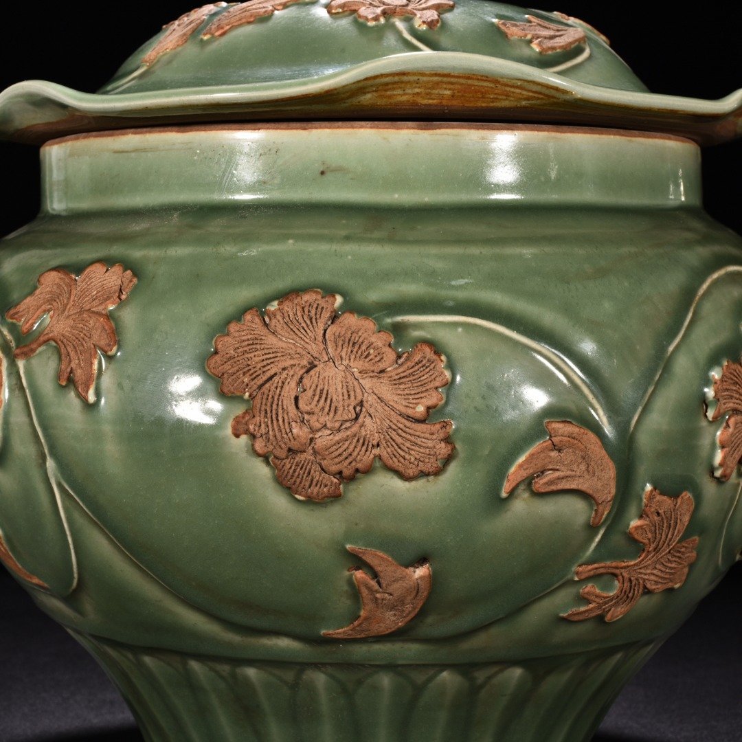 Yuan Dynasty kiln plum green glaze wrapped peony flower pattern lotus leaf jar