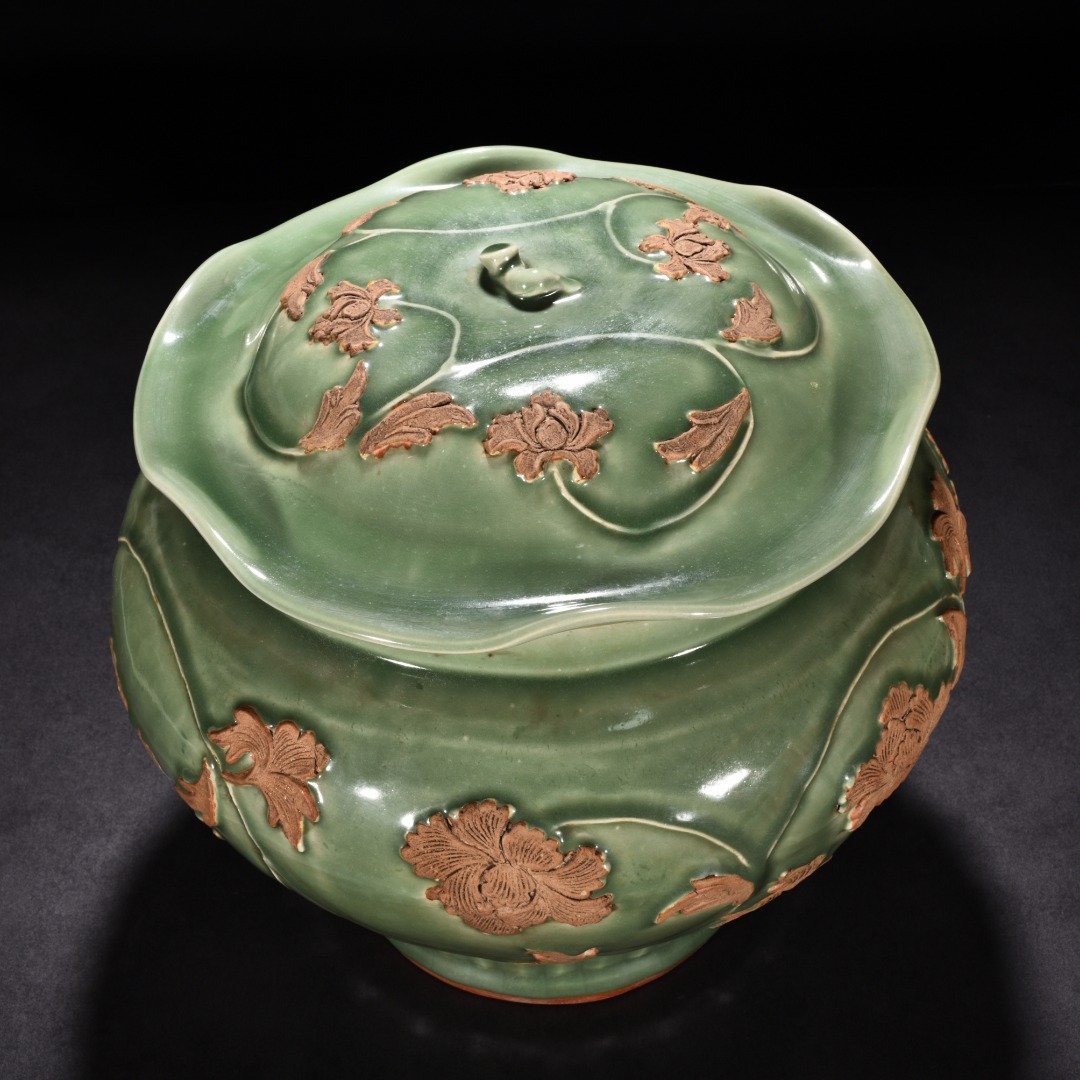 Yuan Dynasty kiln plum green glaze wrapped peony flower pattern lotus leaf jar