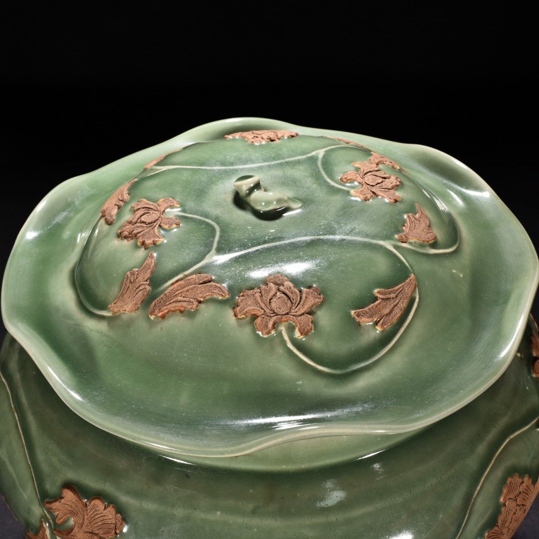 Yuan Dynasty kiln plum green glaze wrapped peony flower pattern lotus leaf jar